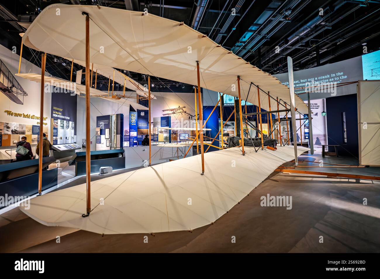 WASHINGTON DC — l'originale Wright Flyer del 1903, esposto al National Air and Space Museum, realizzò il primo volo potenziato, controllato e sostenuto con un pilota a bordo il 17 dicembre 1903, a Kitty Hawk, Carolina del Nord. Questo velivolo storico, dotato della tenuta di Orville Wright, fece quattro voli quel giorno, il più lungo copre 852 piedi in 59 secondi. Foto Stock