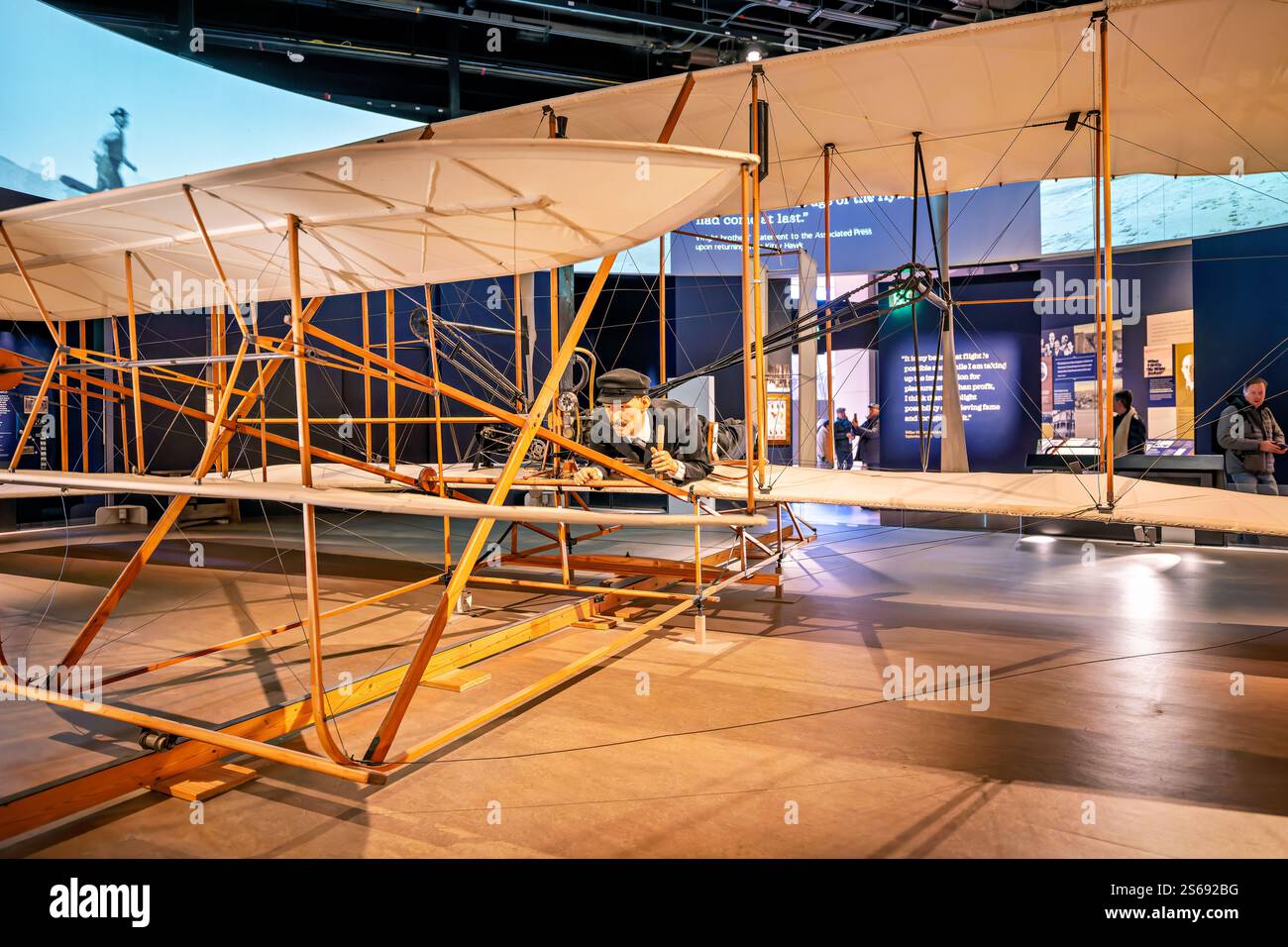 WASHINGTON DC — l'originale Wright Flyer del 1903, esposto al National Air and Space Museum, realizzò il primo volo potenziato, controllato e sostenuto con un pilota a bordo il 17 dicembre 1903, a Kitty Hawk, Carolina del Nord. Questo velivolo storico, dotato della tenuta di Orville Wright, fece quattro voli quel giorno, il più lungo copre 852 piedi in 59 secondi. Foto Stock