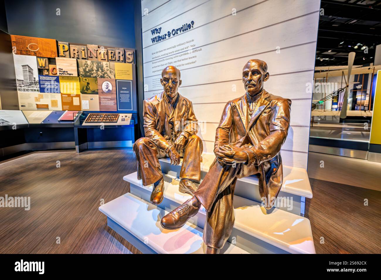 WASHINGTON DC, Stati Uniti — la mostra The Wright Brothers & The Invention of the Aerial Age al National Air and Space Museum esamina lo sviluppo del volo a motore attraverso i risultati di Wilbur e Orville Wright. La galleria, con l'originale Wright Flyer del 1903, documenta il viaggio dei fratelli dalla meccanica delle biciclette ai pionieri dell'aviazione che rivoluzionarono il trasporto. Foto Stock