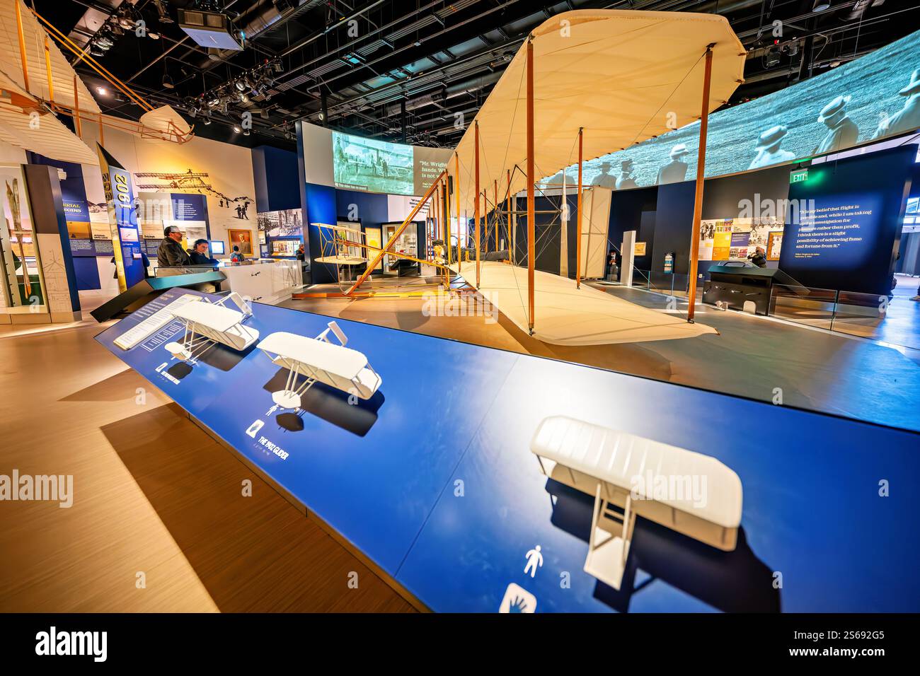 WASHINGTON DC — l'originale Wright Flyer del 1903, esposto al National Air and Space Museum, realizzò il primo volo potenziato, controllato e sostenuto con un pilota a bordo il 17 dicembre 1903, a Kitty Hawk, Carolina del Nord. Questo velivolo storico, dotato della tenuta di Orville Wright, fece quattro voli quel giorno, il più lungo copre 852 piedi in 59 secondi. Foto Stock