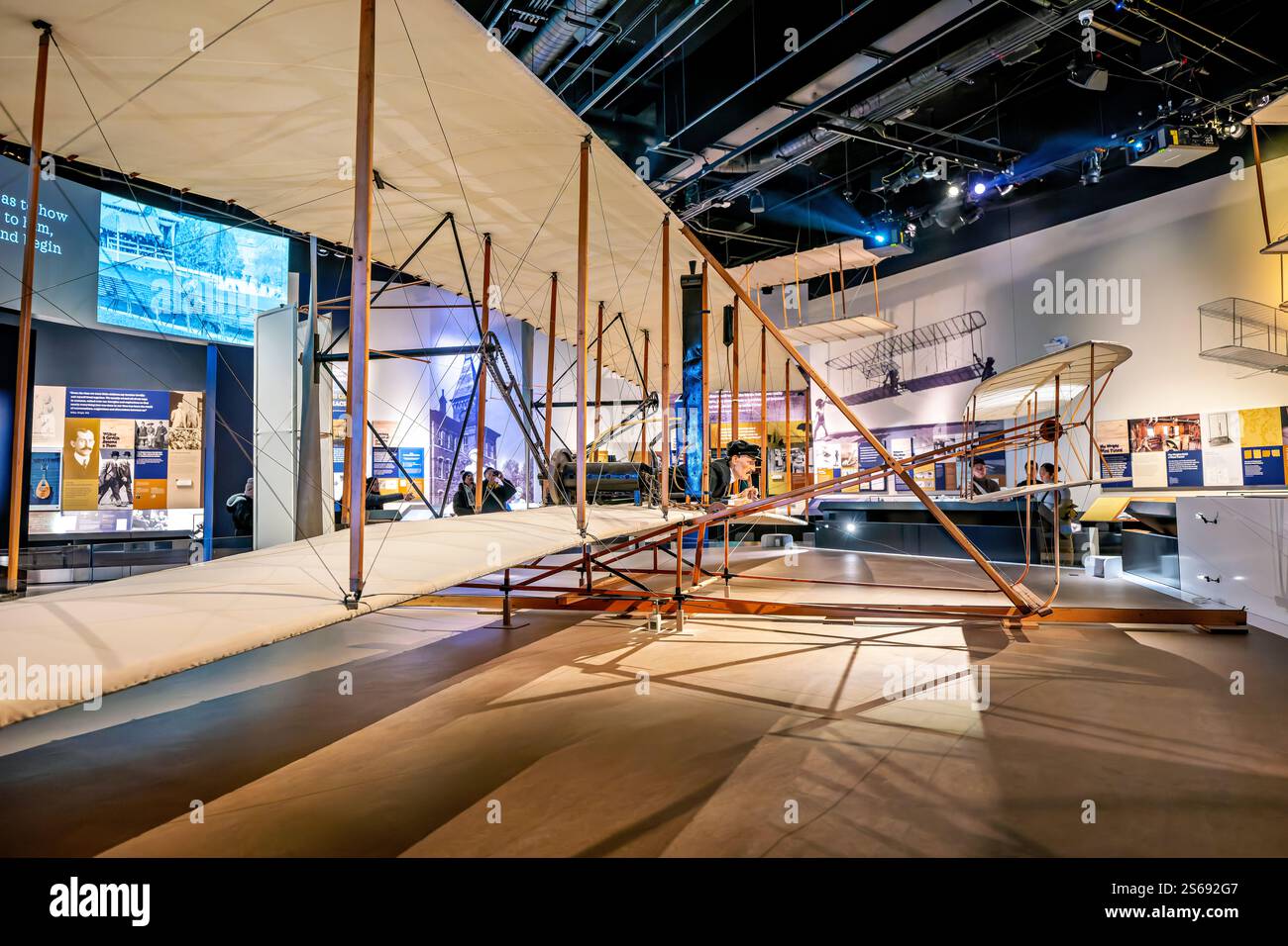 WASHINGTON DC — l'originale Wright Flyer del 1903, esposto al National Air and Space Museum, realizzò il primo volo potenziato, controllato e sostenuto con un pilota a bordo il 17 dicembre 1903, a Kitty Hawk, Carolina del Nord. Questo velivolo storico, dotato della tenuta di Orville Wright, fece quattro voli quel giorno, il più lungo copre 852 piedi in 59 secondi. Foto Stock