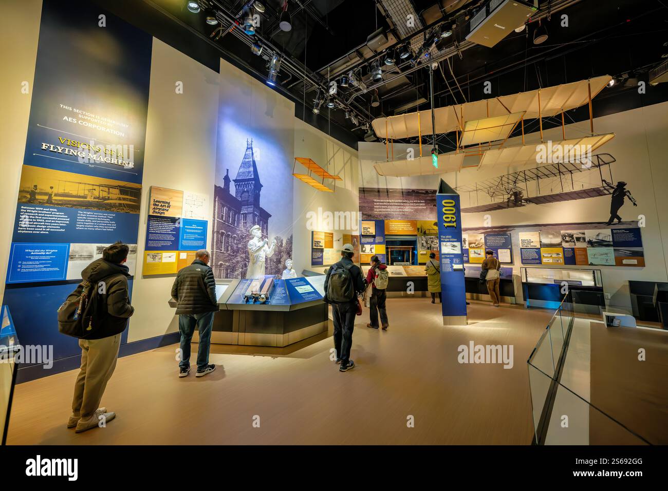WASHINGTON DC - la mostra The Wright Brothers & The Invention of the Aerial Age al National Air and Space Museum esamina lo sviluppo del volo a motore attraverso i risultati di Wilbur e Orville Wright. La galleria, con l'originale Wright Flyer del 1903, documenta il viaggio dei fratelli dalla meccanica delle biciclette ai pionieri dell'aviazione che rivoluzionarono il trasporto. Foto Stock