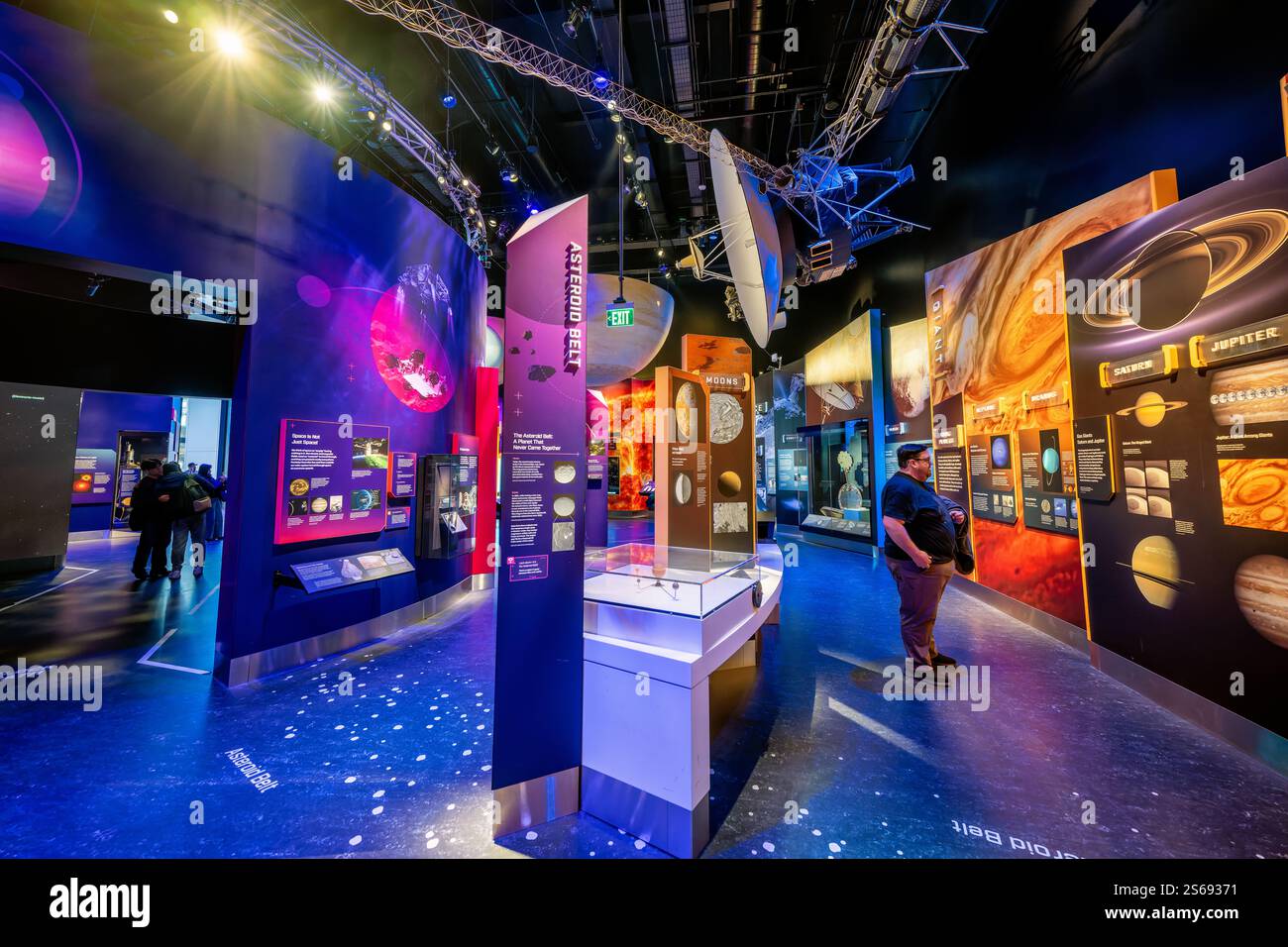 WASHINGTON DC - il Kenneth C. Griffin che esplora la Planets Gallery presso il National Air and Space Museum esamina la ricerca dell'umanità per comprendere il sistema solare. Attingendo alle ricerche del Center for Earth and Planetary Studies del Museo, la mostra mostra mostra i diversi mondi che orbitano attorno al nostro Sole e racconta le missioni che hanno ampliato la nostra conoscenza del sistema solare. Foto Stock