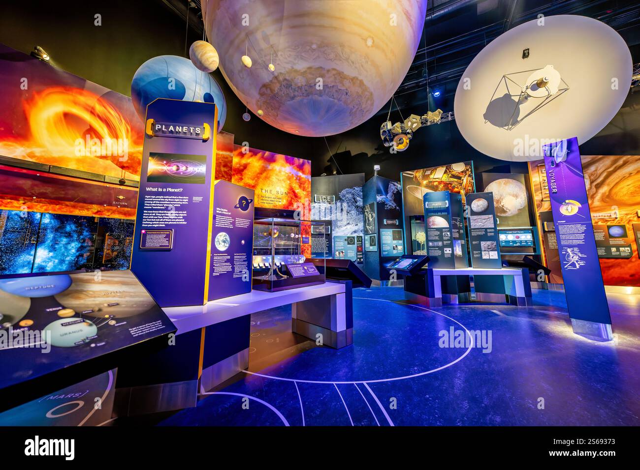 WASHINGTON DC - il Kenneth C. Griffin che esplora la Planets Gallery presso il National Air and Space Museum esamina la ricerca dell'umanità per comprendere il sistema solare. Attingendo alle ricerche del Center for Earth and Planetary Studies del Museo, la mostra mostra mostra i diversi mondi che orbitano attorno al nostro Sole e racconta le missioni che hanno ampliato la nostra conoscenza del sistema solare. Foto Stock