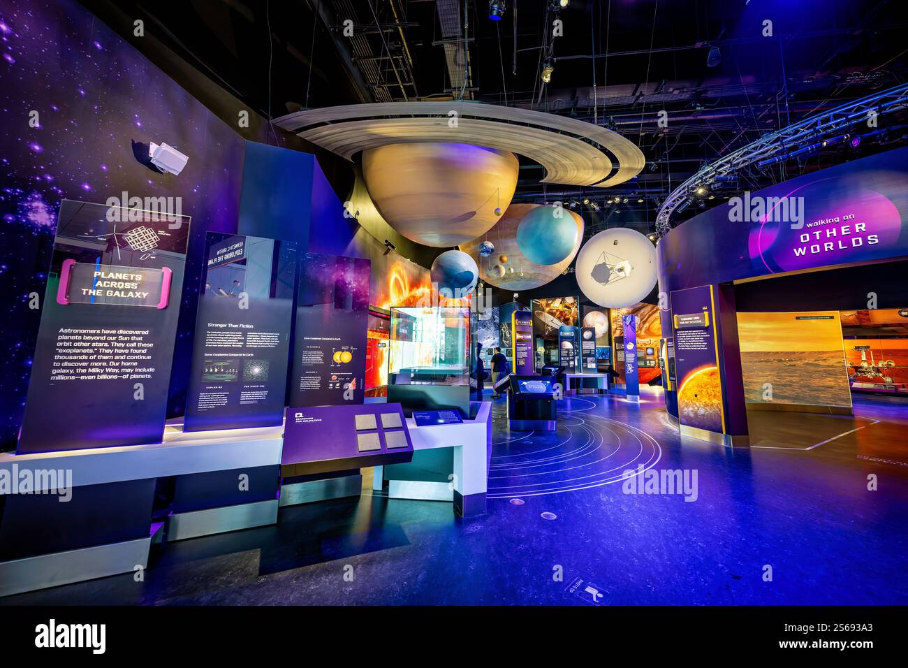 WASHINGTON DC - il Kenneth C. Griffin che esplora la Planets Gallery presso il National Air and Space Museum esamina la ricerca dell'umanità per comprendere il sistema solare. Attingendo alle ricerche del Center for Earth and Planetary Studies del Museo, la mostra mostra mostra i diversi mondi che orbitano attorno al nostro Sole e racconta le missioni che hanno ampliato la nostra conoscenza del sistema solare. Foto Stock