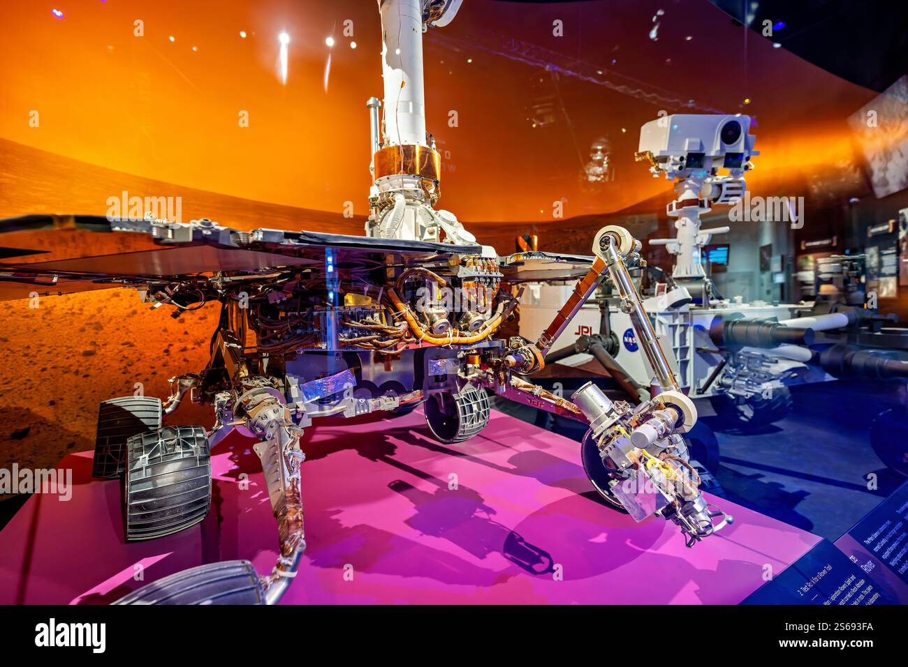 Smithsonian Air and Space Museum National Mall | WASHINGTON D.C., Stati Uniti — Un banco di prova per Mars Exploration Rover, utilizzato per risolvere i problemi dei gemelli rover Spirit and Opportunity, si trova sullo sfondo marziano al National Air and Space Museum. I rover atterrarono su Marte nel 2004 e trovarono prove geologiche che un tempo l'acqua scorreva sulla superficie del pianeta, una scoperta centrale per esplorare la Galleria dei pianeti. Foto Stock