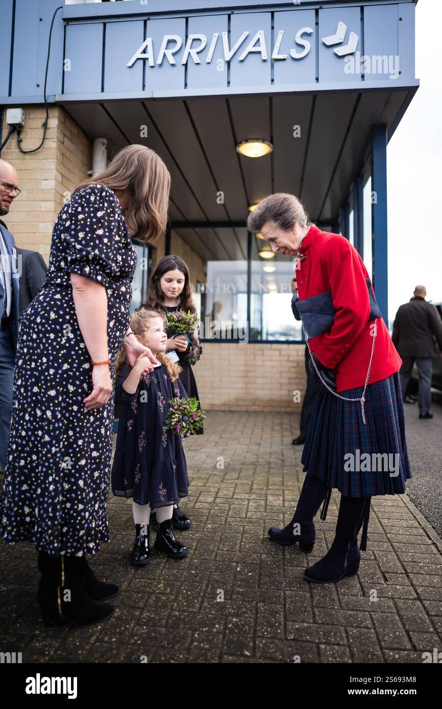 Alla partenza della sua visita al Wings for Warriors viene presentata la Princess Royal, un'organizzazione di beneficenza che addestrava soldati feriti, feriti o malati e veterani come piloti professionisti presso il Gloucestershire Airport Training Facility a Cheltenham. Data foto: Giovedì 16 gennaio 2025. Foto Stock
