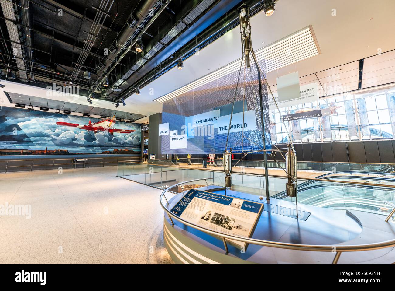 WASHINGTON DC - l'ingresso principale dello Smithsonian National Air and Space Museum presenta una mostra di razzi Goddard 'Hoopskirt' e un murale ispiratore sull'aviazione e i voli spaziali. Il razzo sperimentale ricostruito del 1928, progettato da Robert Goddard come uno dei suoi primi progetti a combustibile liquido, dimostra sviluppi cruciali nella storia della scienza dei razzi. Foto Stock