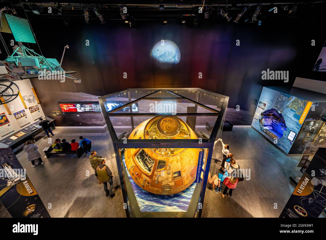 Smithsonian Air and Space Museum National Mall | WASHINGTON D.C., Stati Uniti - i visitatori si riuniscono sotto il modulo di comando Apollo 11 Columbia allo Smithsonian National Air and Space Museum, visto qui da un punto panoramico elevato all'interno della galleria Destination Moon. La Columbia trasportò gli astronauti Neil Armstrong, Buzz Aldrin e Michael Collins sulla Terra dopo il primo sbarco sulla Luna nel luglio 1969. Foto Stock