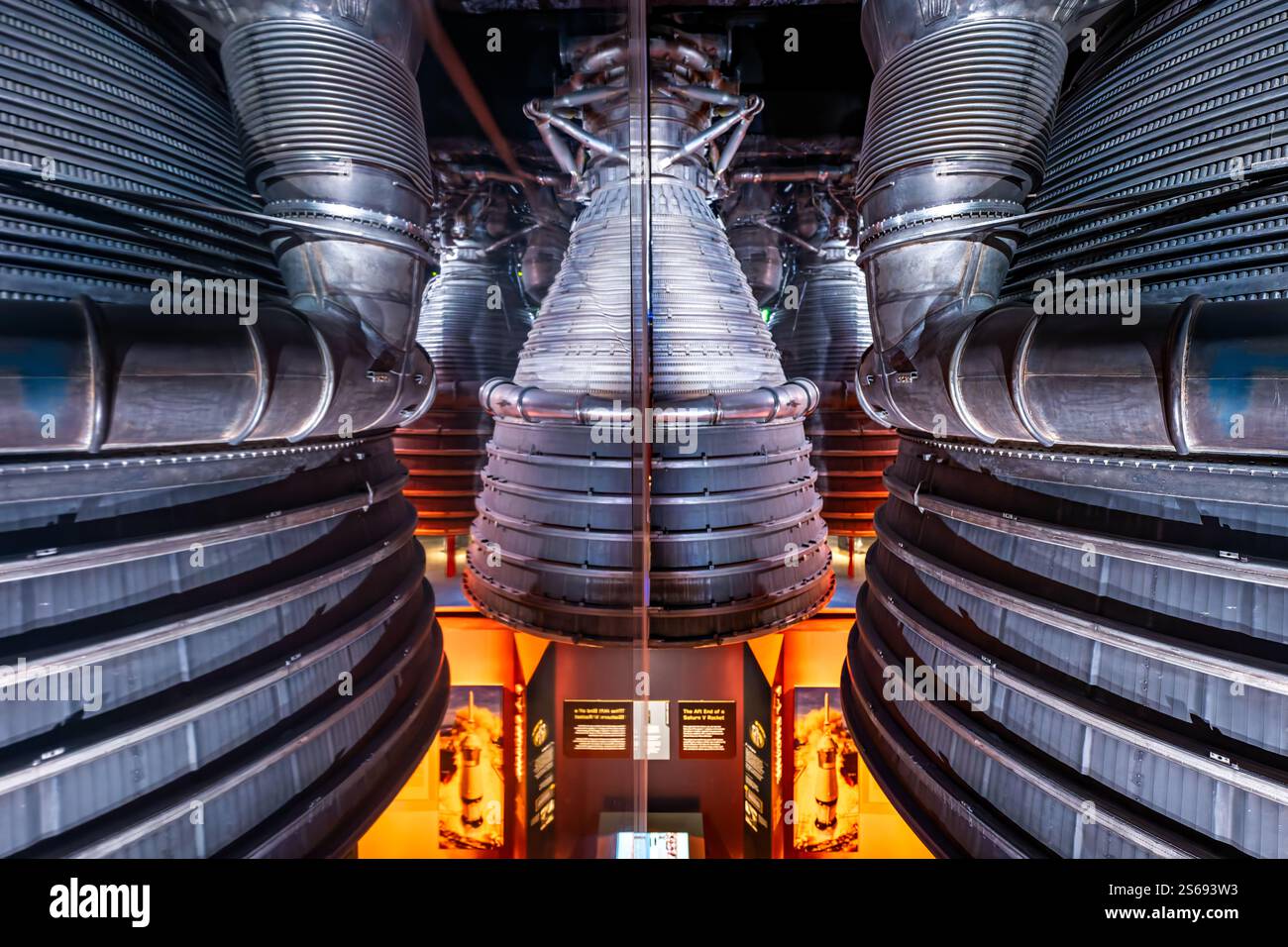 Smithsonian Air and Space Museum National Mall | WASHINGTON D.C., Stati Uniti — Una mostra speculare presso lo Smithsonian National Air and Space Museum moltiplica un singolo motore a razzo F-1 nell'illusione visiva di tutti e cinque che alimentano un primo stadio di Saturn V. Ogni F-1 produsse circa 1,5 milioni di libbre di spinta; cinque insieme sollevarono le missioni Apollo dalla rampa di lancio verso la Luna. Foto Stock