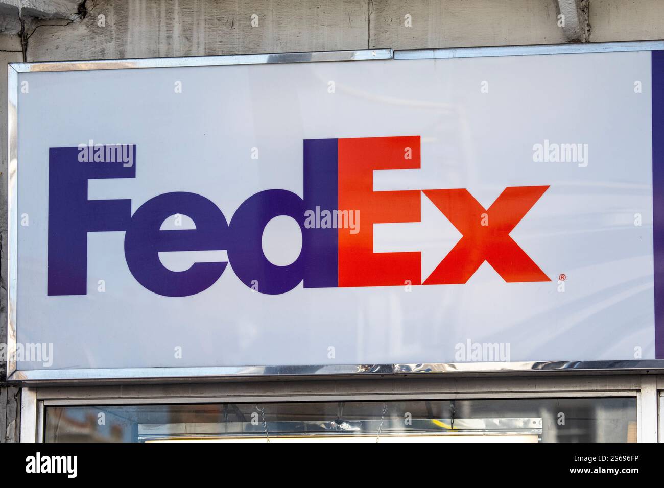 Londra, Regno Unito - 29 luglio 2024: Primo piano del logo FedEx, all'esterno di un negozio a Londra, Regno Unito. Foto Stock