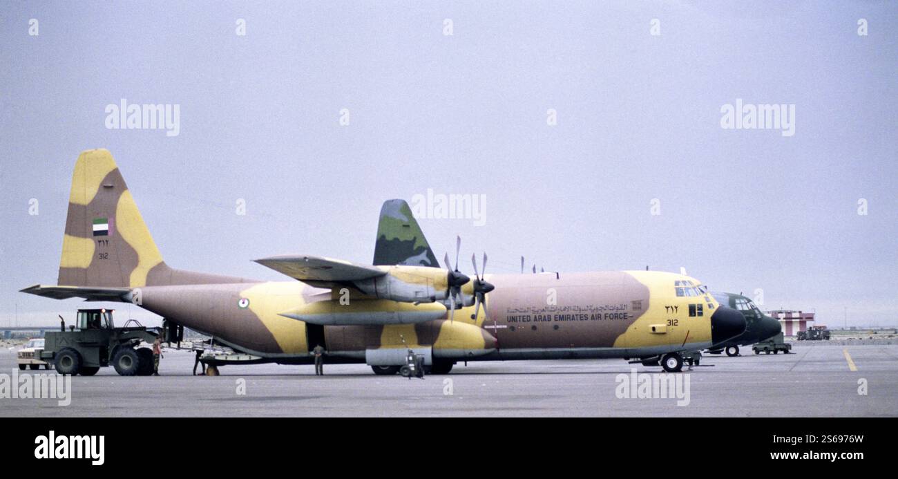 Prima guerra del Golfo: 22 marzo 1991 Un aereo da trasporto Lockheed C-130H-30 della United Arab Emirates Air Force viene scaricato all'aeroporto di Kuwait. Foto Stock