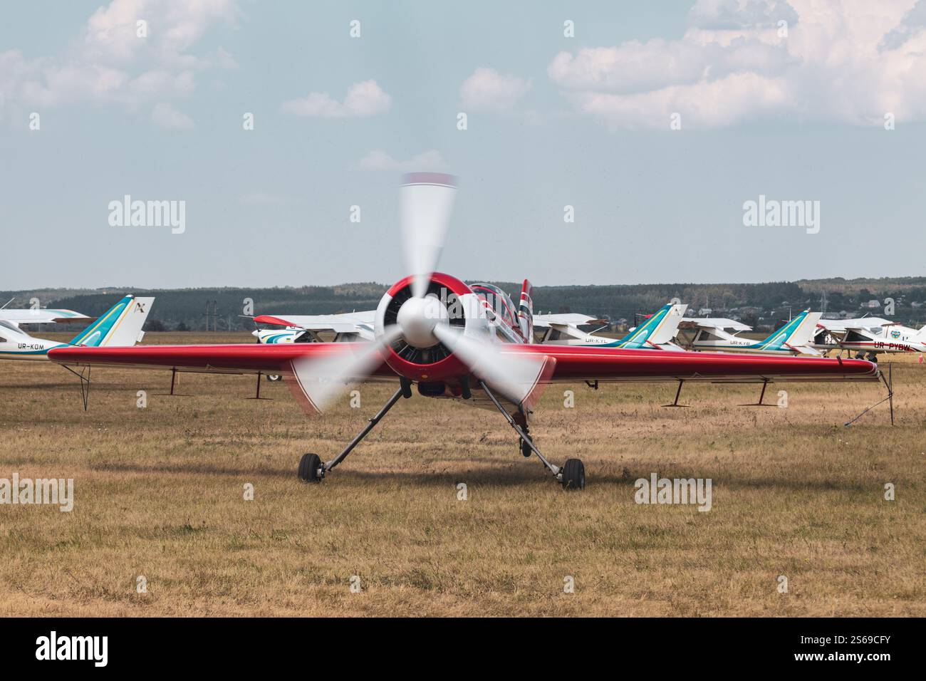 Charkiv, Ucraina - 29 agosto 2021: Aereo rosso chiaro su-31 con elica rotante dopo aerobatica sul campo di aviazione di KharkivAviaFest Foto Stock