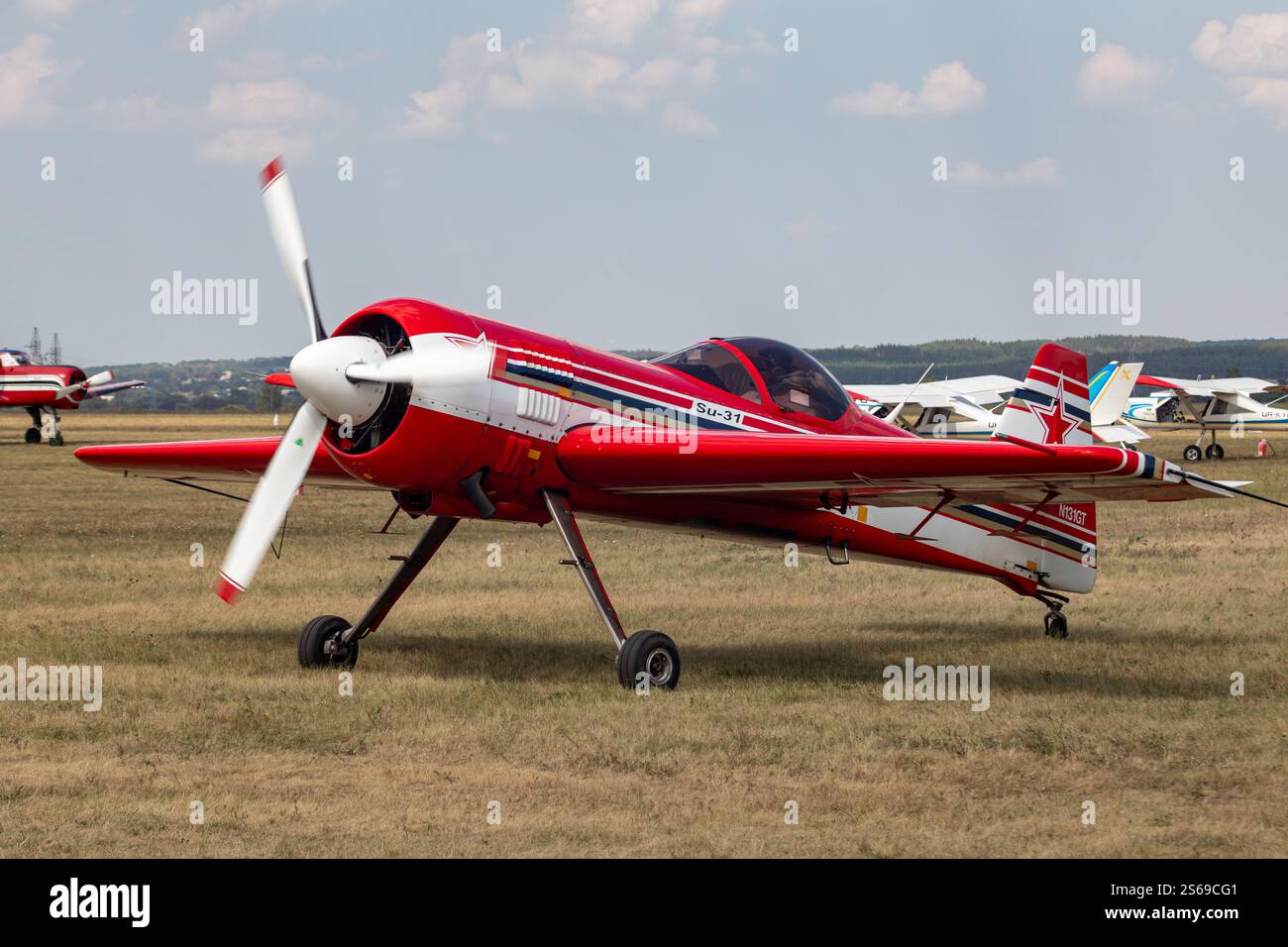 Charkiv, Ucraina - 29 agosto 2021: Aereo rosso chiaro su-31 dopo aerobatica sul campo di aviazione di erba a KharkivAviaFest Foto Stock