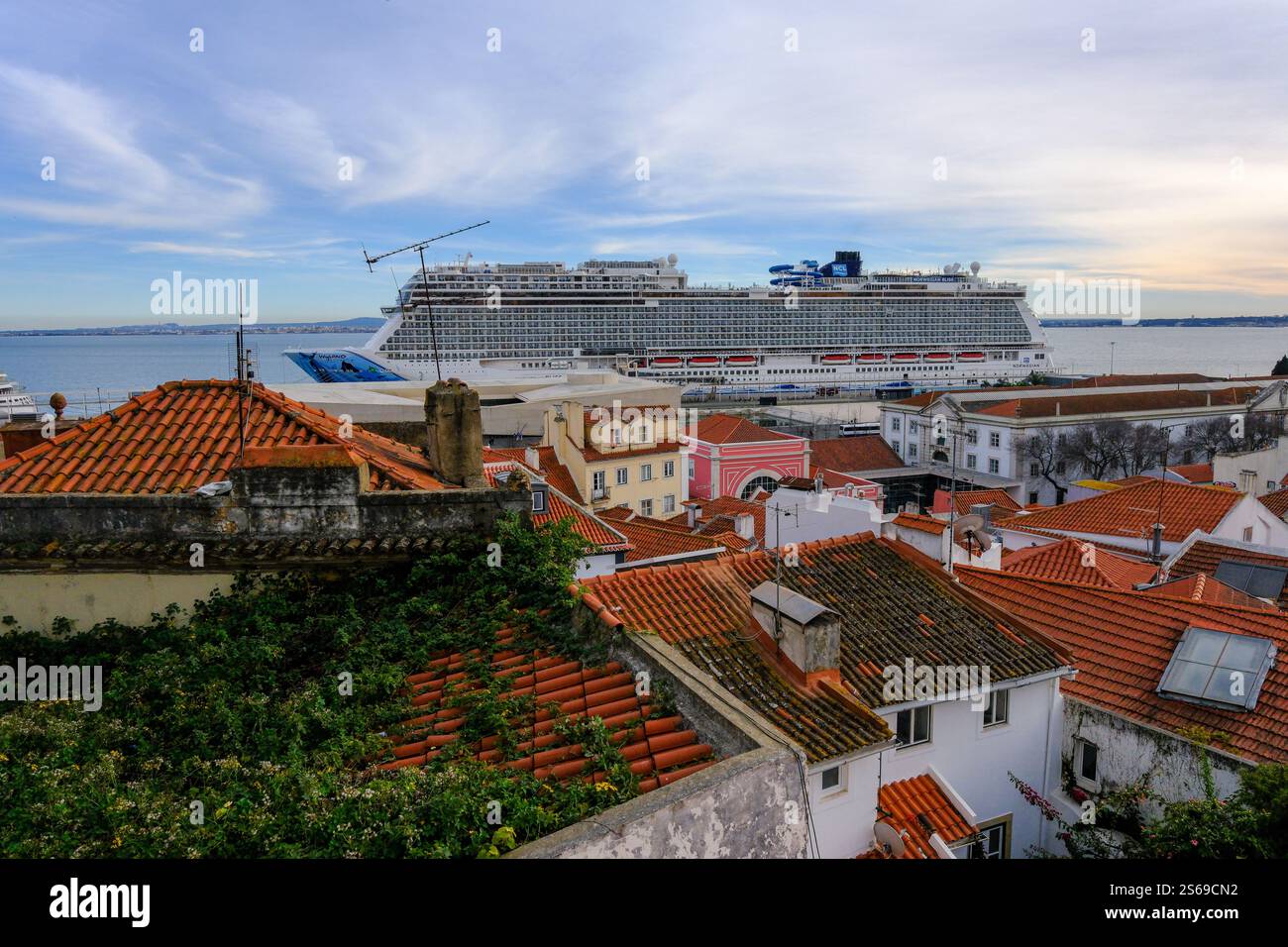 Lisbona, Portogallo - 15 gennaio 2025 - Vista della città vecchia sui tetti con una nave da crociera attraccata nel centro di Lisbona, Portogallo Foto Stock