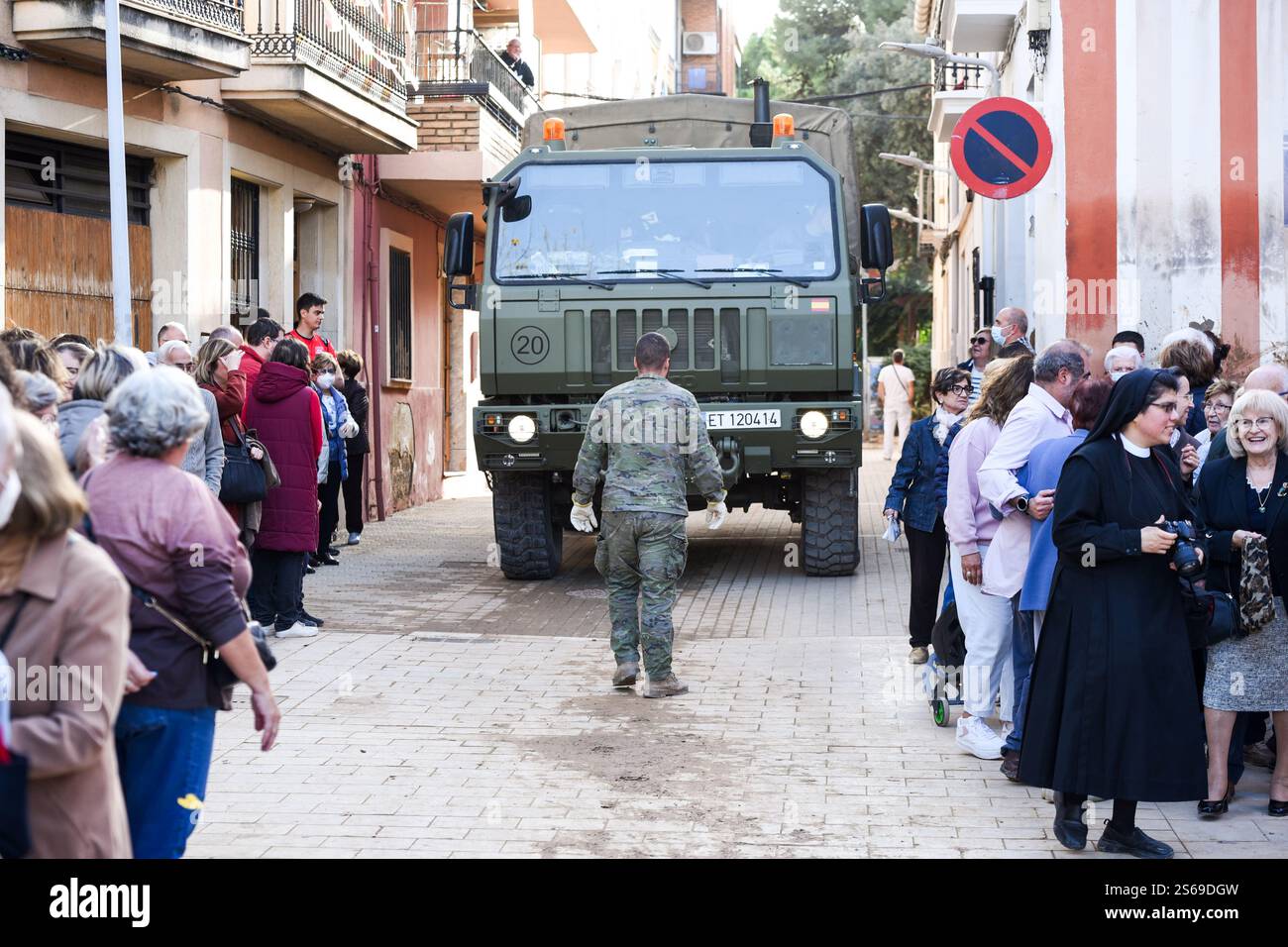 Il camion militare si apre tra la folla di persone a Picanya, DANA Spain inonda a Parroquia Nuestra Señora de Montserrat. Foto Stock
