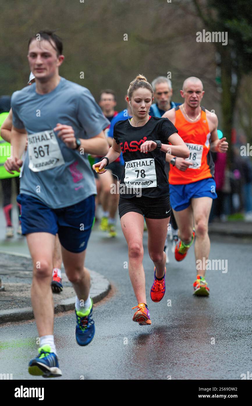 Le atlete che corrono e gareggiano nella corsa su strada della Bath Half Marathon vengono ritratte mentre corrono verso il traguardo. Foto Stock
