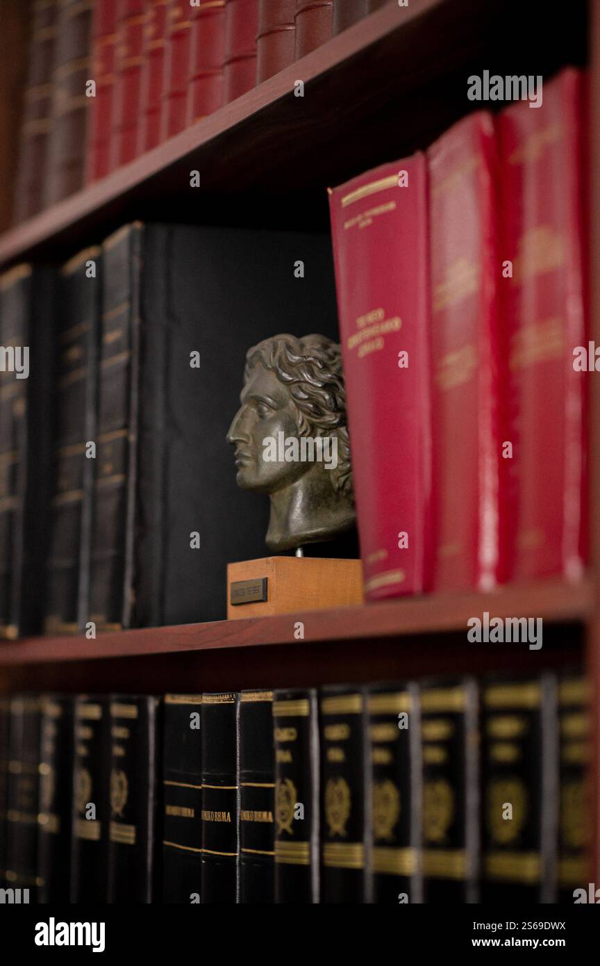 Uno studio legale con scaffali, orologi antichi e una statua della Lady Justice, che riflette la professionalità e la tradizione. Foto Stock