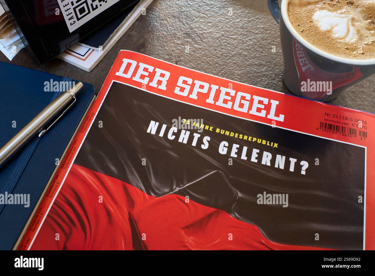 Der Spiegel al Café: Riflettere sul passato e sul presente della Germania Foto Stock