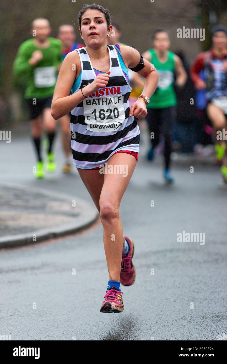 Le atlete che corrono e gareggiano nella corsa su strada della Bath Half Marathon vengono ritratte mentre corrono verso il traguardo. Foto Stock