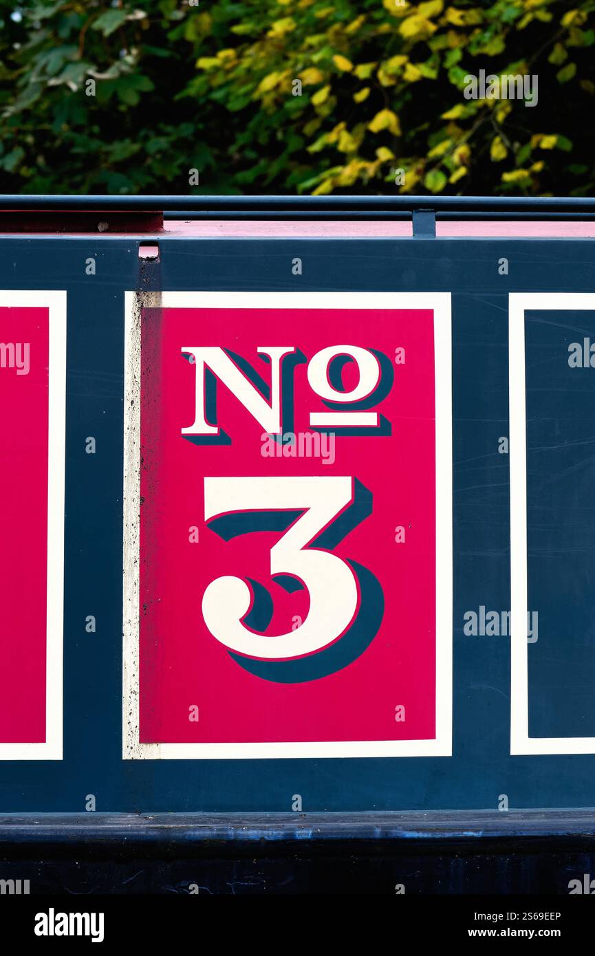 Primo piano di uno stile tradizionale dipinto numero tre sul lato di una stretta barca Surrey Inghilterra Regno Unito Foto Stock