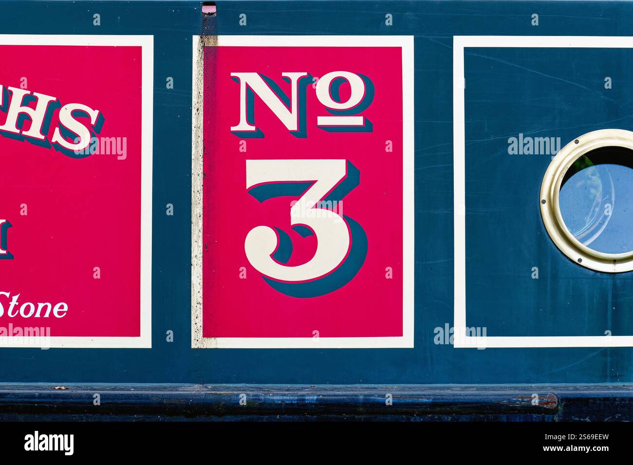 Primo piano di uno stile tradizionale dipinto numero tre sul lato di una stretta barca Surrey Inghilterra Regno Unito Foto Stock