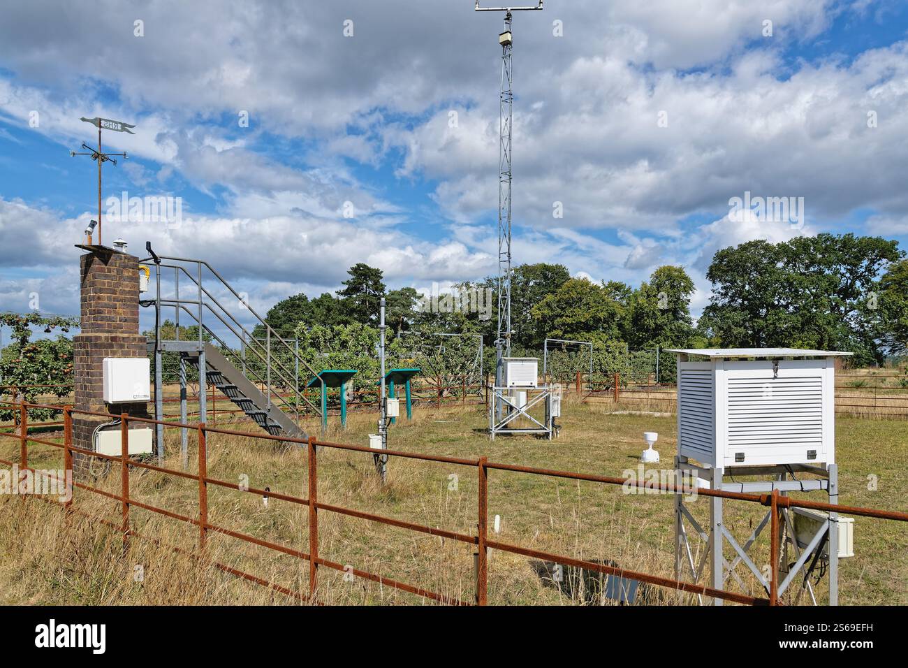 La stazione meteorologica a RHS a Wisley in una giornata di sole estati, Surrey Inghilterra Regno Unito Foto Stock