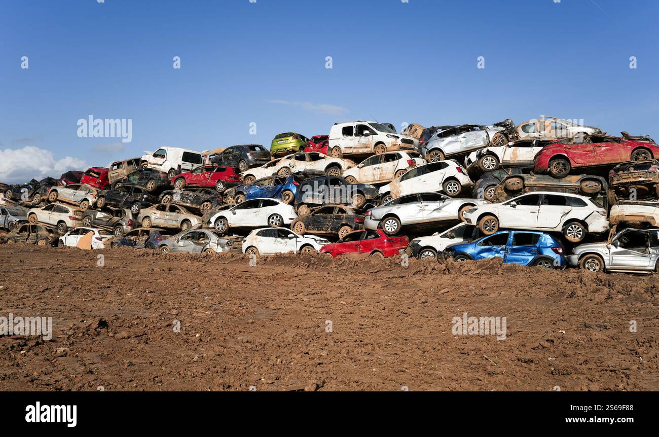 Auto danneggiate accumulate in campi e cimiteri auto in aree zero dopo l'inondazione DANA. Le inondazioni della Spagna. Sedaví, Spagna. Foto Stock