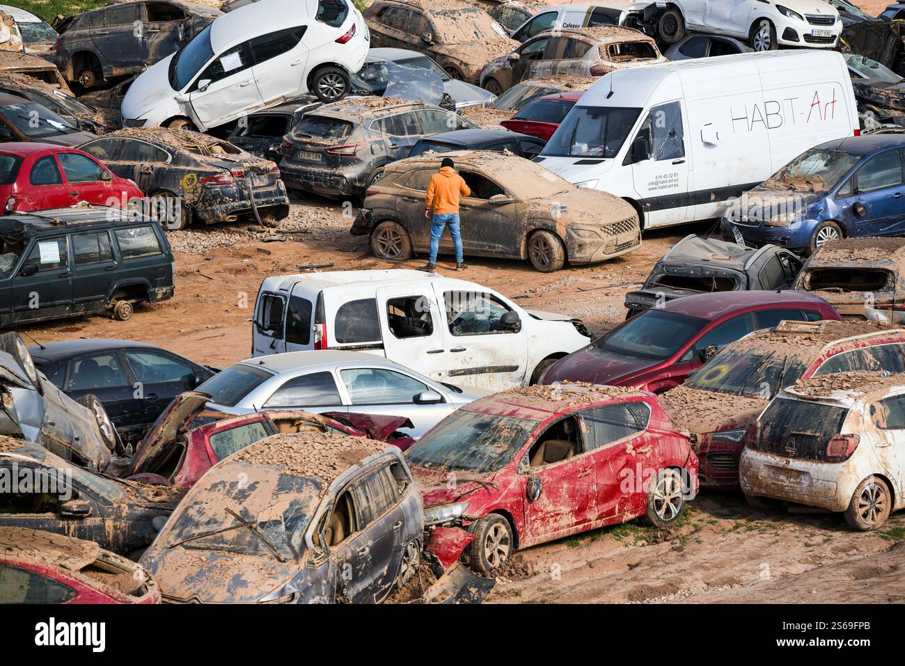 Un residente ha trovato il suo veicolo in un cimitero pieno di auto ricoperte di fango dopo l'inondazione DANA. Sedaví, Spagna. Foto Stock