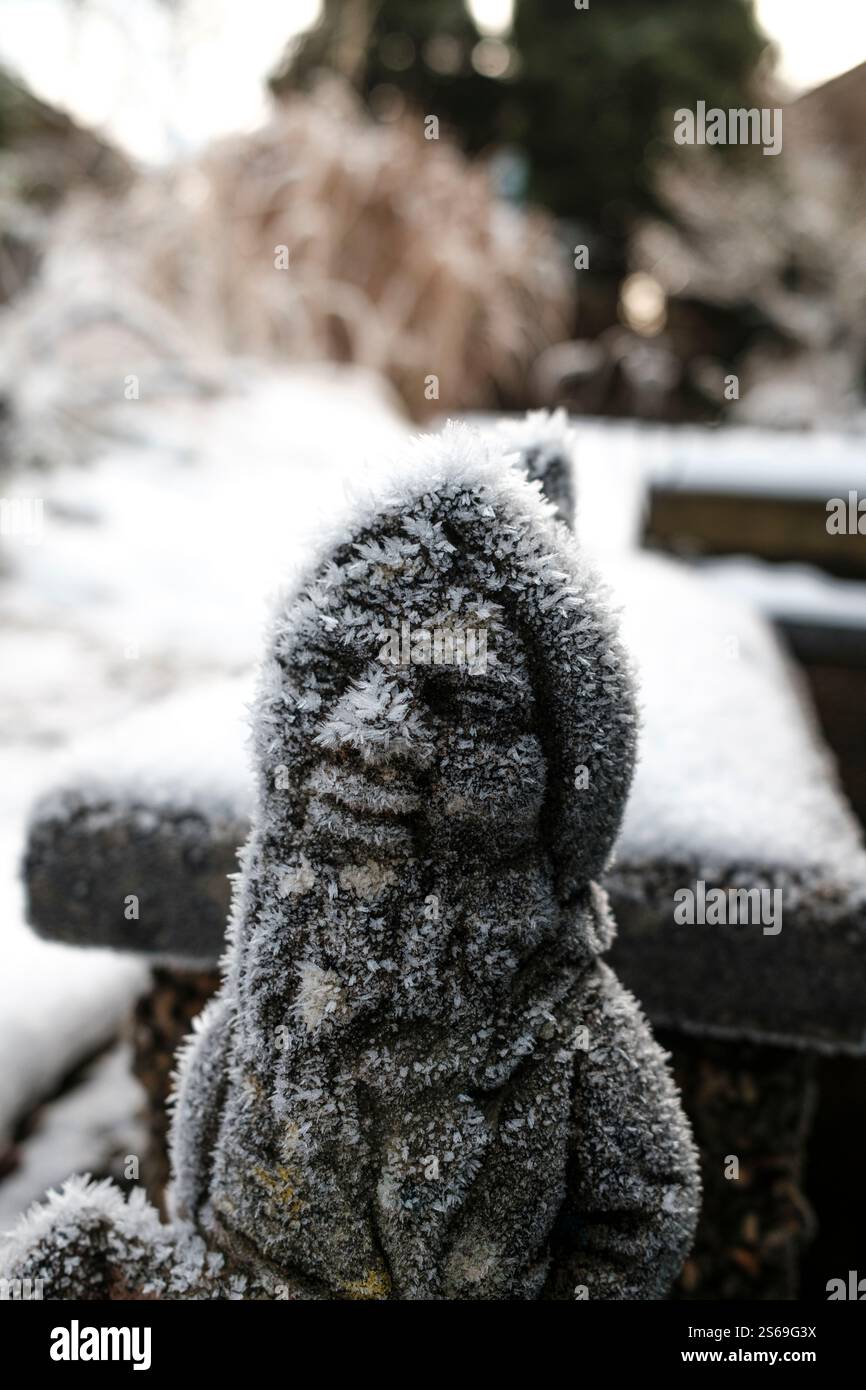 Gnomo da giardino ricoperto di neve e gelo. Foto Stock
