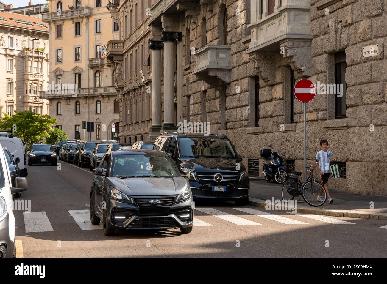 Traffico in via Milano Foto Stock