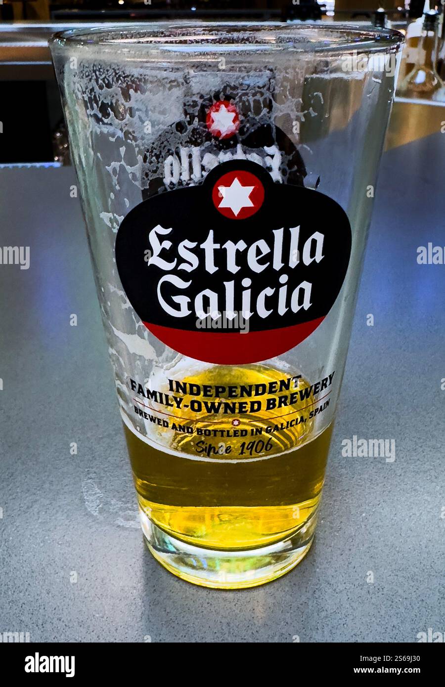 Un bicchiere di birra quasi vuoto Foto Stock