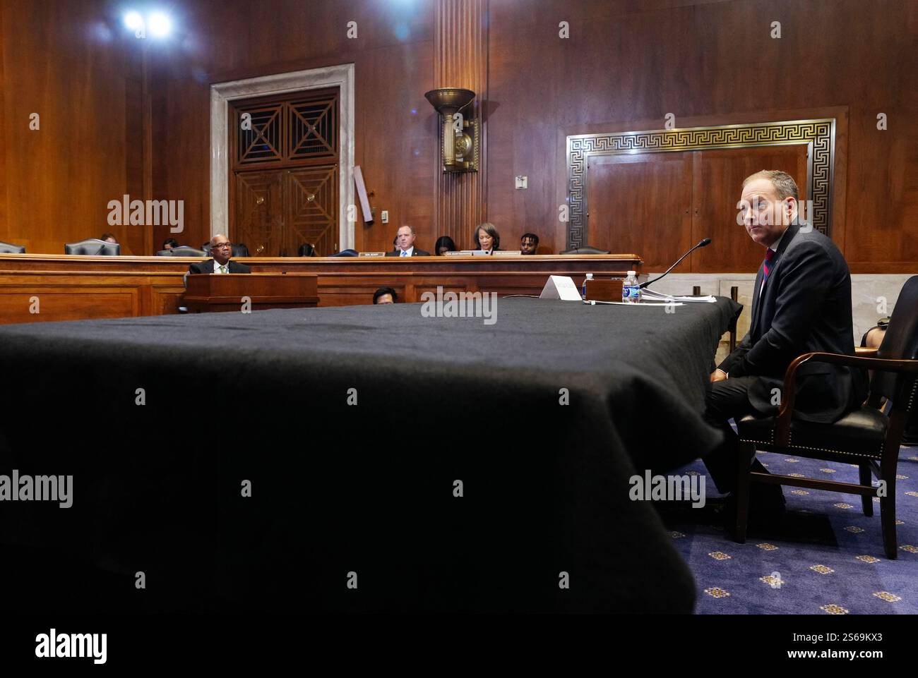 Washington, Stati Uniti. 16 gennaio 2025. Lee Zeldin testimonia durante un'audizione del Comitato per l'ambiente e i lavori pubblici del Senato per esaminare la sua nomina a Amministratore dell'Agenzia per la protezione ambientale, presso il Campidoglio degli Stati Uniti a Washington DC, giovedì 16 gennaio 2025. Foto di Ken Cedeno/UPI credito: UPI/Alamy Live News Foto Stock