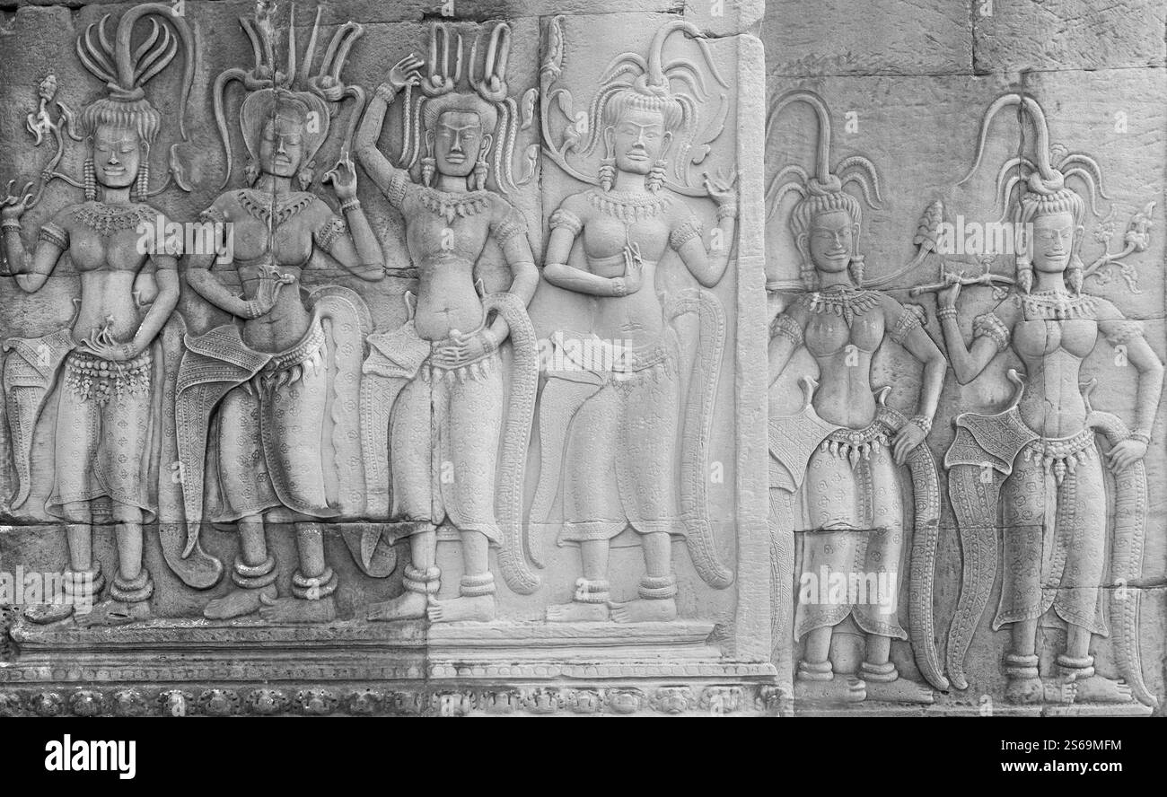 Bassorilievo murale di donne nell'antico tempio di Angkor Wat, Cambogia Foto Stock