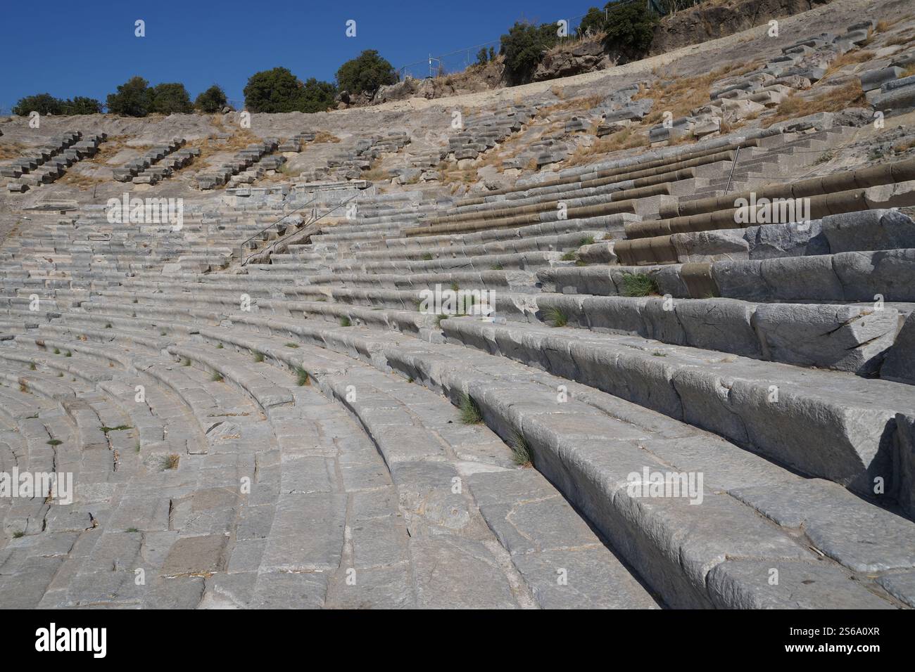 L'antico teatro, noto anche come l'anfiteatro di Alicarnasso, mostra lo stile architettonico greco-romano a Bodrum, Turchia. Foto Stock