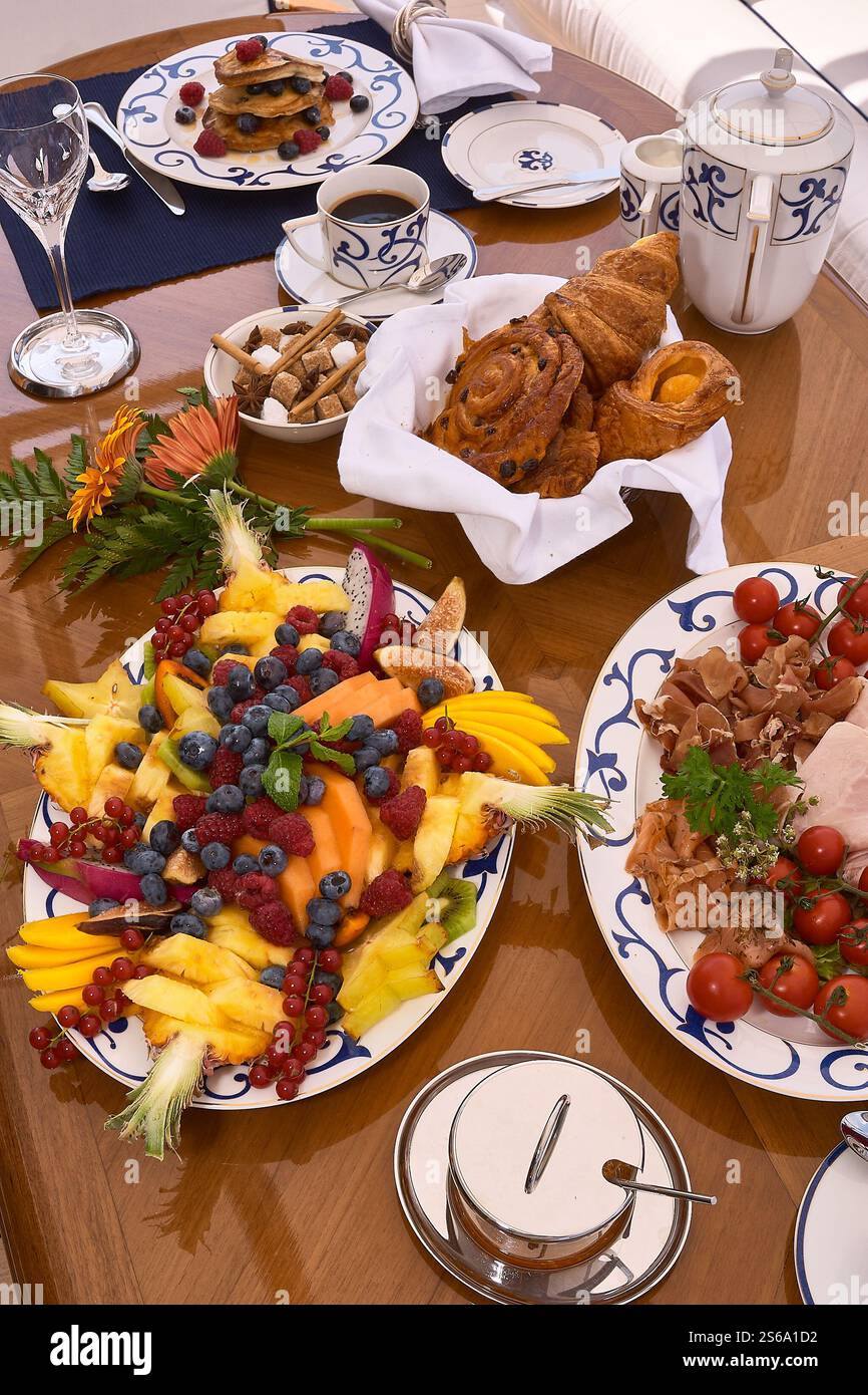 Bella esposizione di elegante colazione a buffet con frutta e dolci Foto Stock