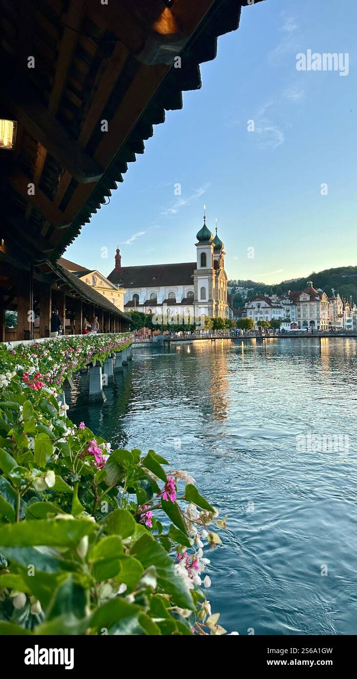 Una pittoresca serata presso lo storico Ponte della Cappella e le tranquille acque di Lucerna. Un mix perfetto di fascino svizzero e tranquillità. 🌸🏞️ - Immagine stock catturata con smartphone