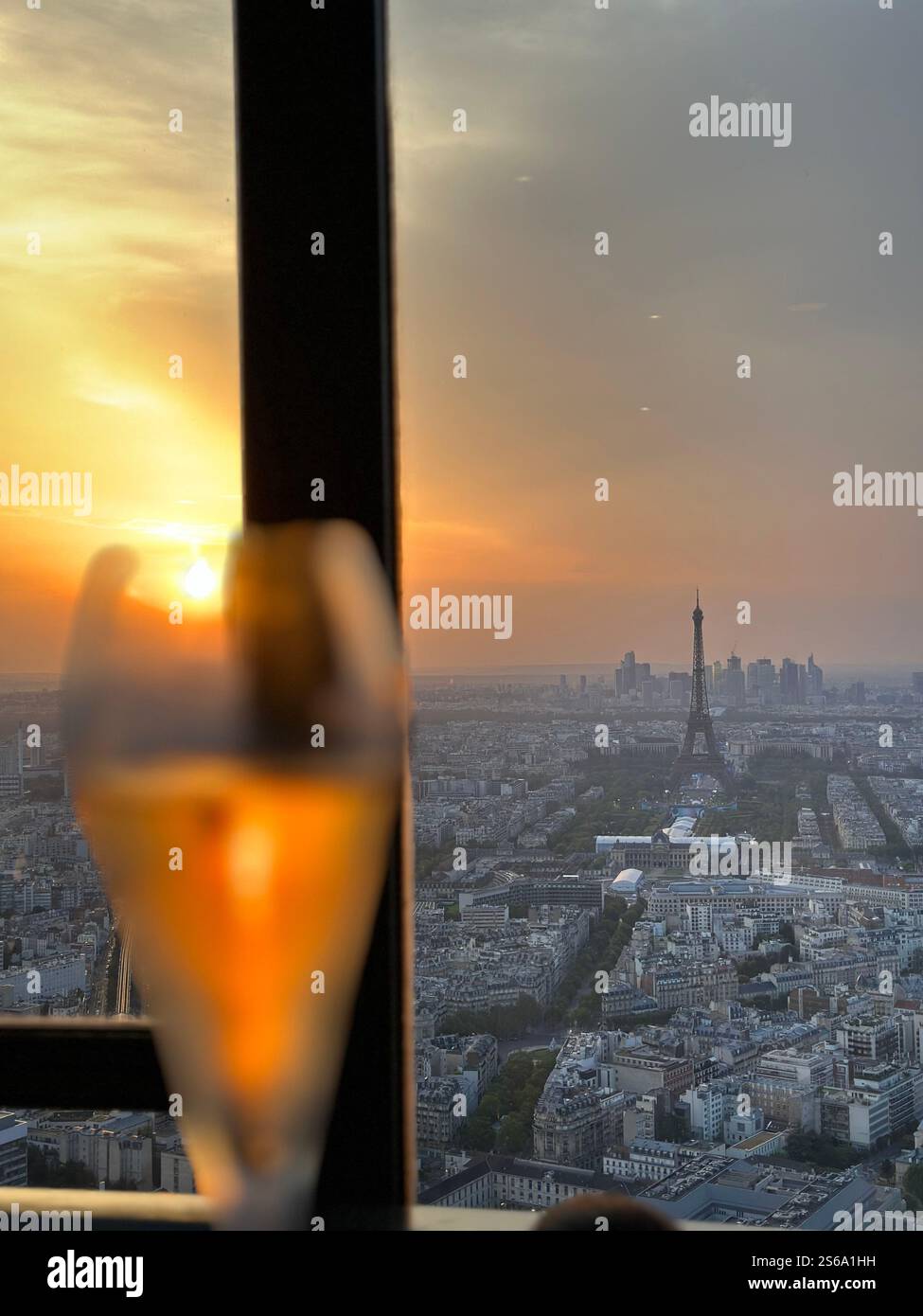 Ora d'oro a Parigi: Un brindisi perfetto all'iconica Torre Eiffel e un tramonto mozzafiato. 🥂✨ - Immagine stock catturata con smartphone