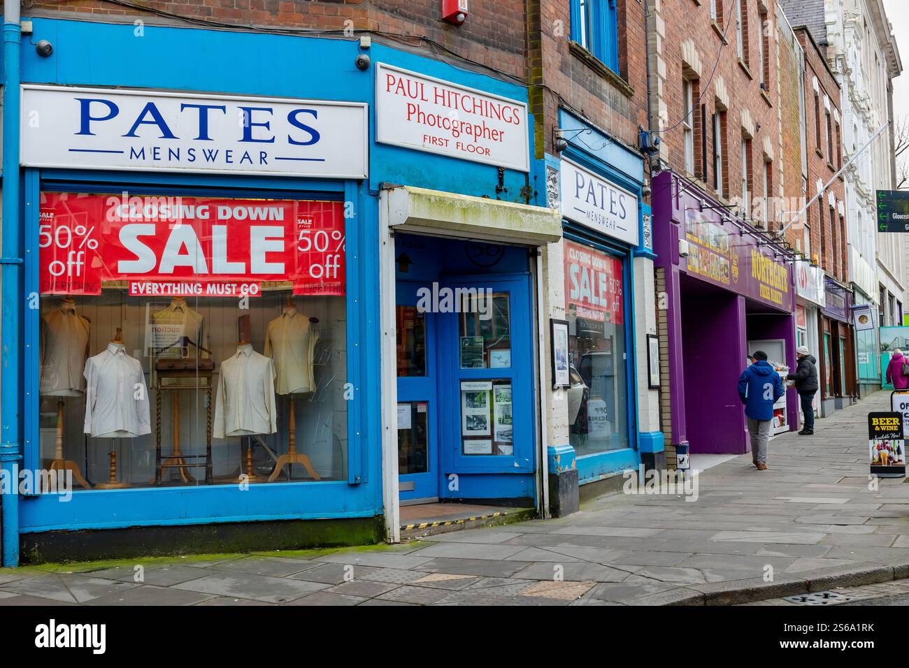Chiusura dei negozi UK High Street tra il declino economico, Northgate Street, Gloucester, Regno Unito Foto Stock