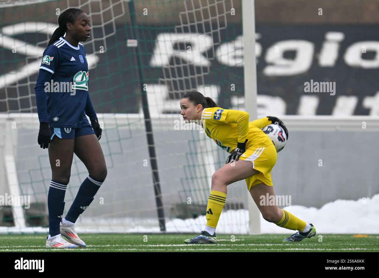 Roubaix, Francia. 15 gennaio 2025. Teninsoun Sissoko (5) del Paris FC e il portiere Ines Marques (1) del Paris FC nella foto durante la sedicesima finale di Coppa francese nella stagione 2024 - 2025 tra RC Roubaix Wervicq feminine e Paris FC il 15 gennaio 2025 a Roubaix, Francia. (Foto di David Catry/sportpix) credito: Sportpix/Alamy Live News Foto Stock