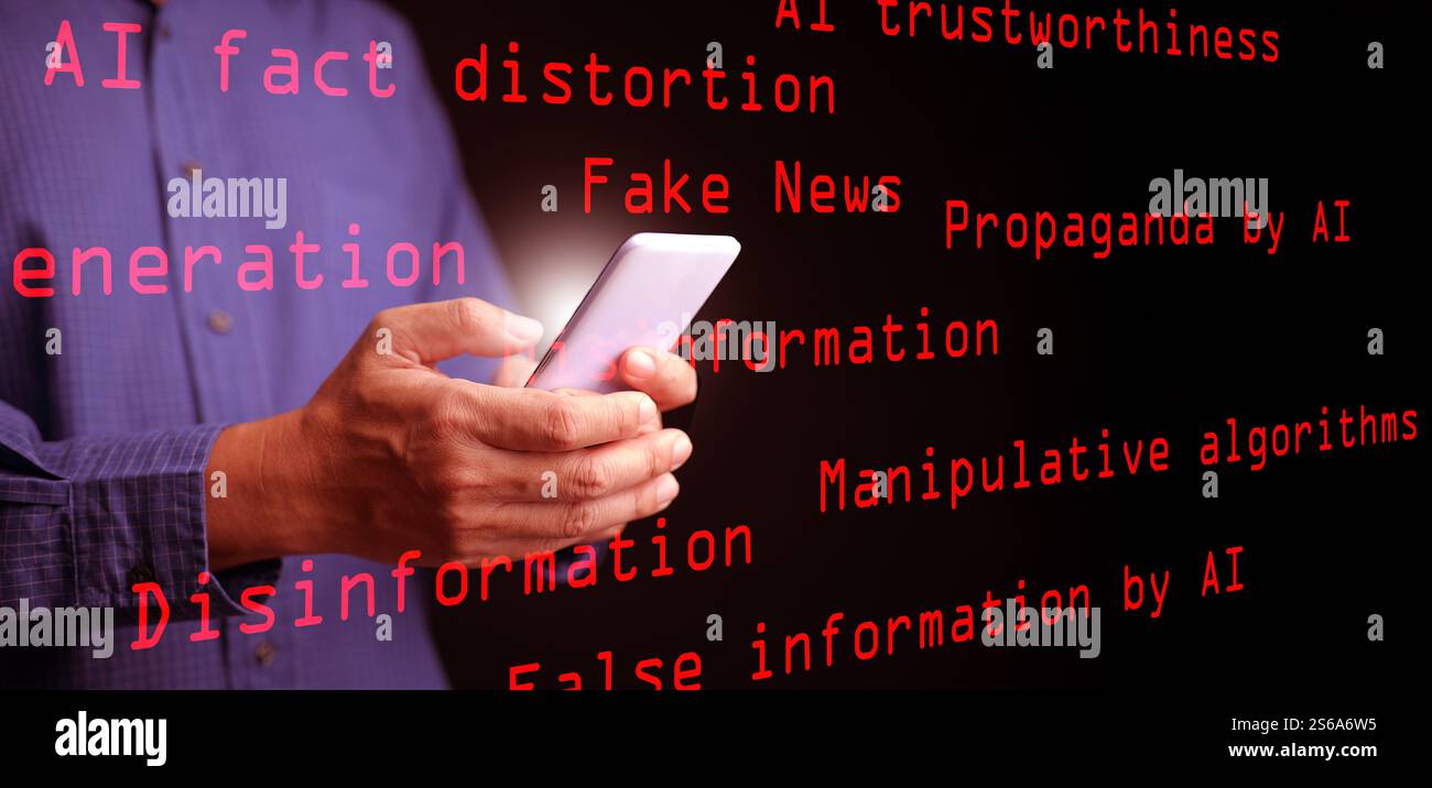 INTELLIGENZA artificiale, e il concetto di notizie false, disinformazione e disinformazione: Un uomo usa il suo smartphone, con il testo rosso Fake News Foto Stock