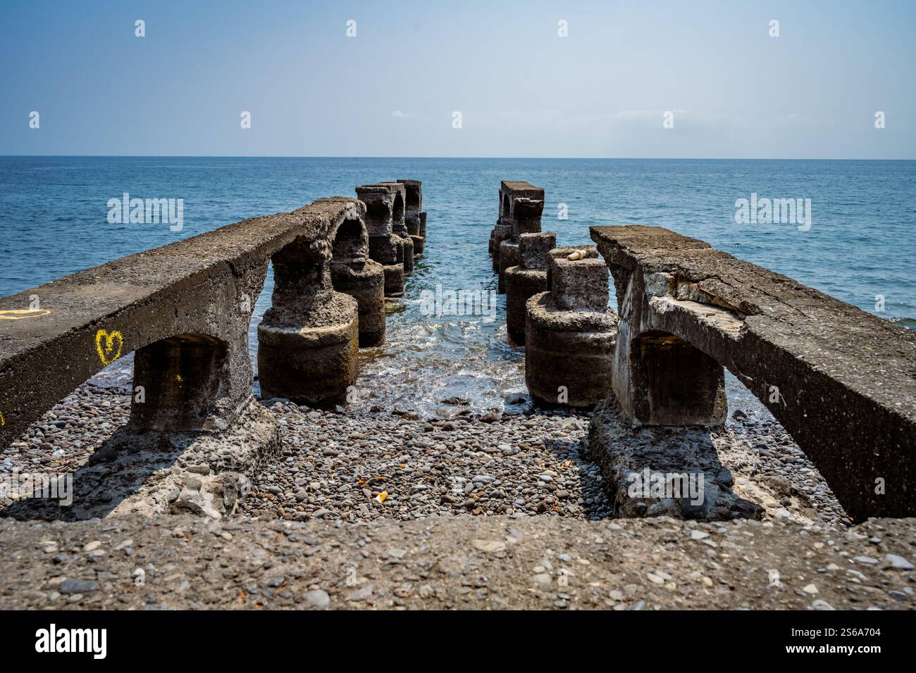 Resti di un vecchio molo coloniale a Sao Tome. Foto Stock