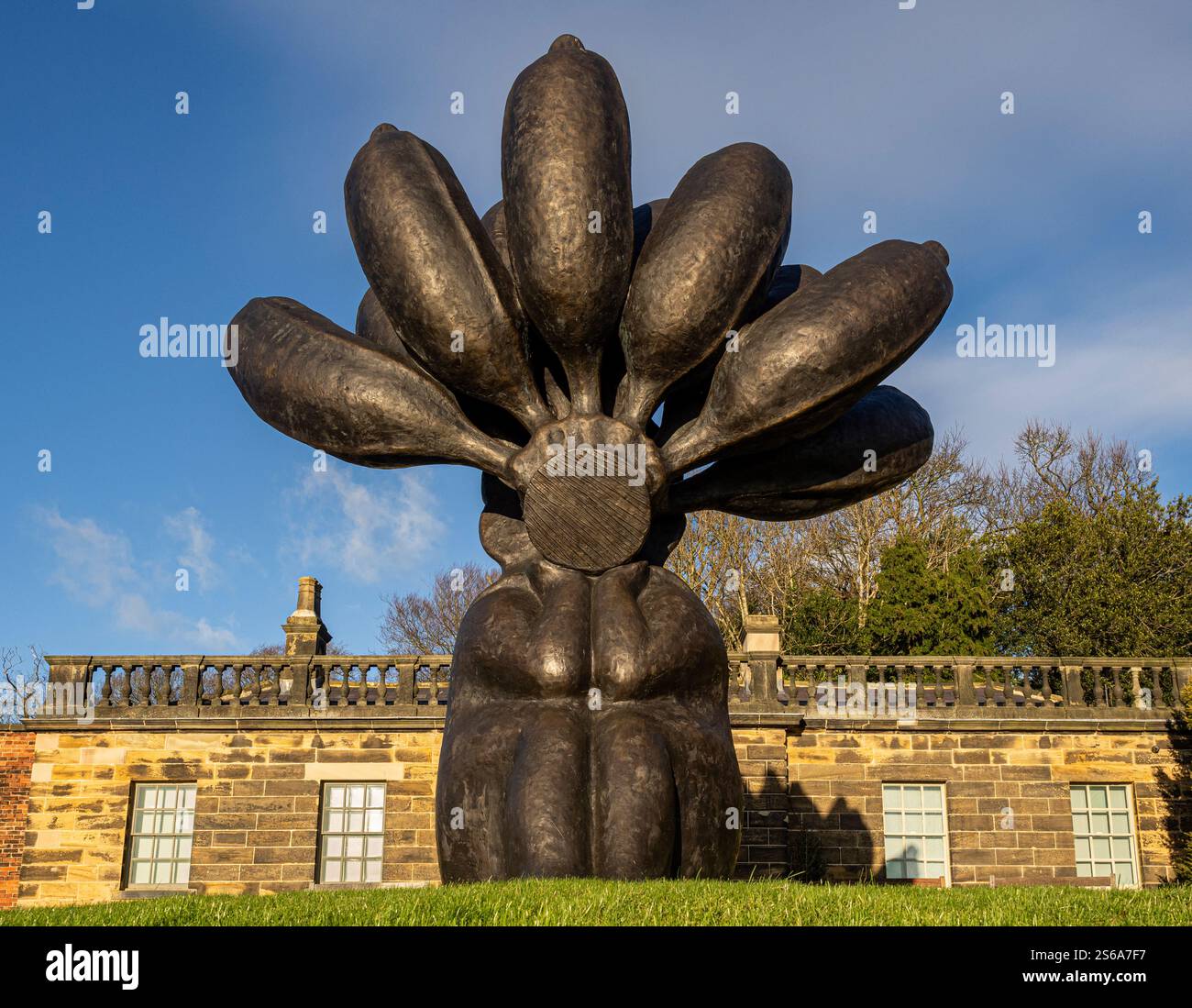 Il «Djinn» di Bharti Kher, un'impressionante figura di bronzo con un mucchio di banane per la testa, esposta nel Bothy Garden nello Yorkshire Sculpture Park, Regno Unito. Foto Stock