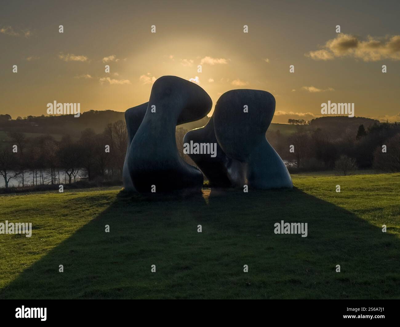 Grandi due forme di Henry Moore. Grandi mostre di bronzo nel Country Park nello Yorkshire Sculpture Park, retroilluminato dal sole invernale. Foto Stock