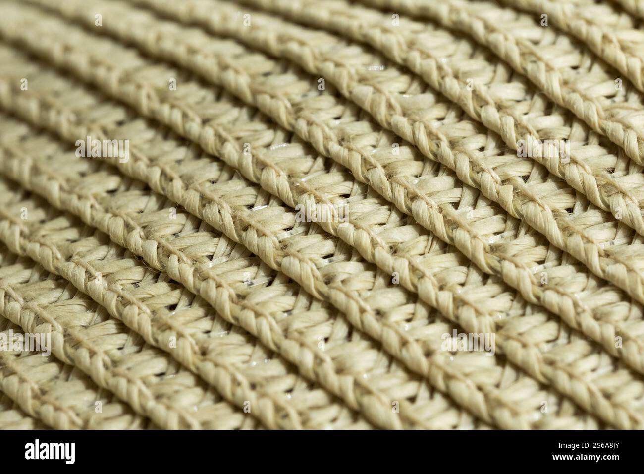 super dettaglio di un cappello di paglia. Si tratta di una fotografia macro e si forma una trama astratta intrecciata di paglia. E' un oggetto fatto a mano molto bene. Con Foto Stock