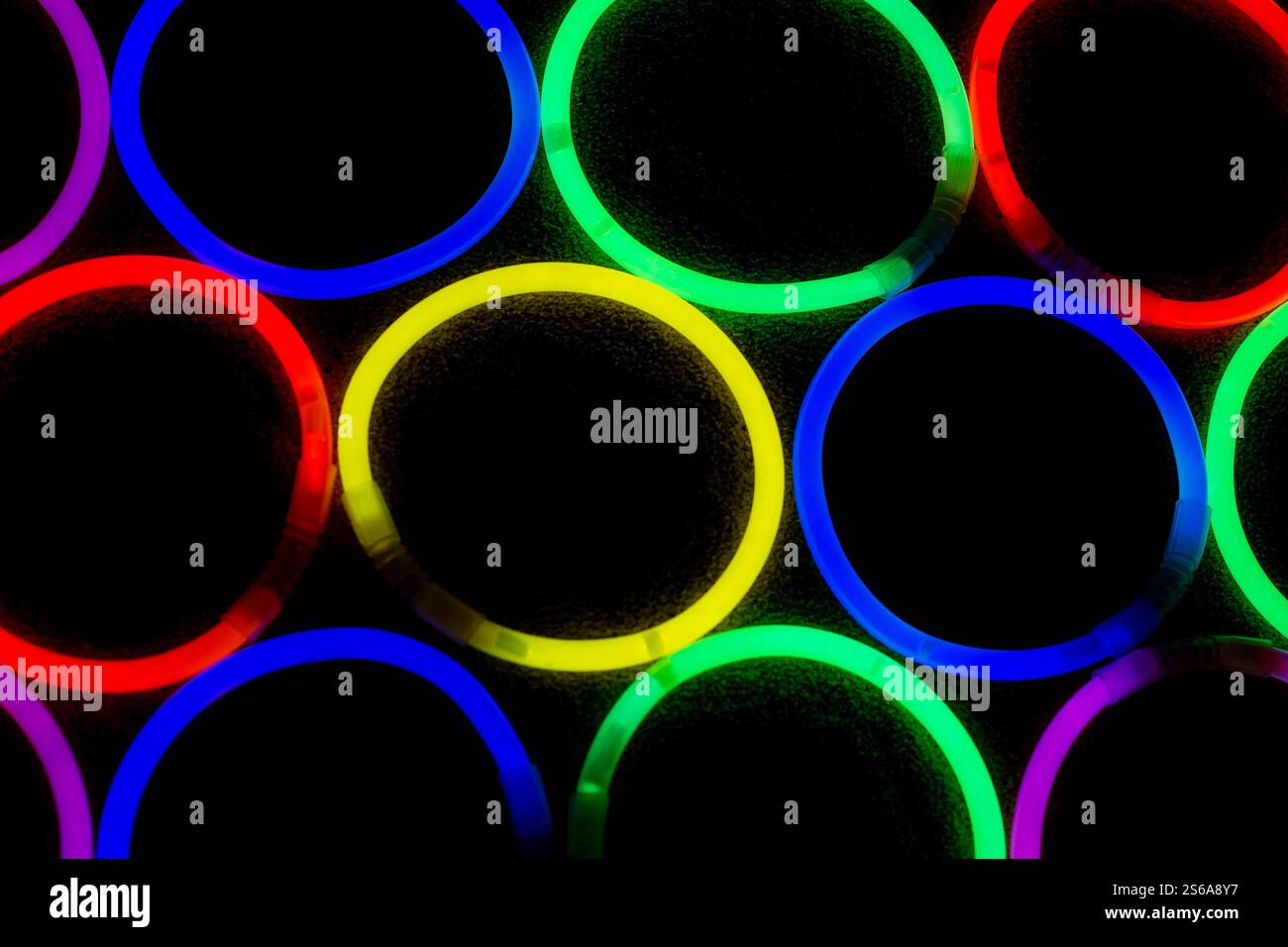 Illumina i cerchi scuri su sfondo scuro Foto Stock