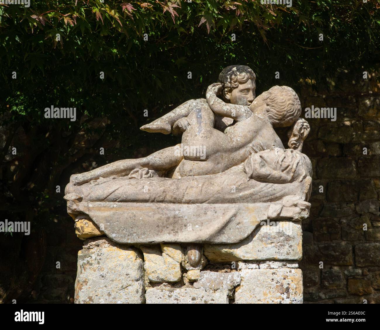 Kent, Regno Unito - 16 settembre 2024: Scultura nel bellissimo giardino italiano al Castello di Hever nel Kent, Regno Unito. Foto Stock