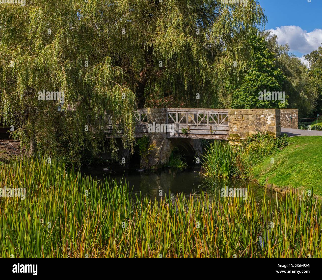 Kent, Regno Unito - 16 settembre 2024: Una passerella pedonale nei giardini incantevoli del Castello di Hever nel Kent, Regno Unito. L'edificio è l'ex casa di Anna Bolena. Foto Stock