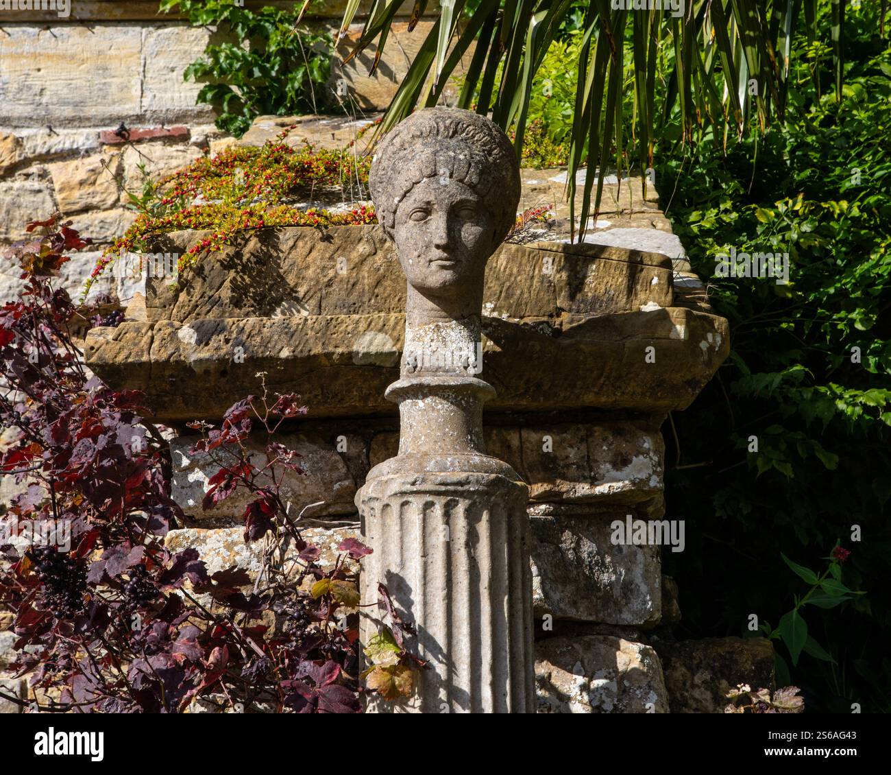 Kent, Regno Unito - 16 settembre 2024: Scultura nel bellissimo giardino italiano al Castello di Hever nel Kent, Regno Unito. Foto Stock