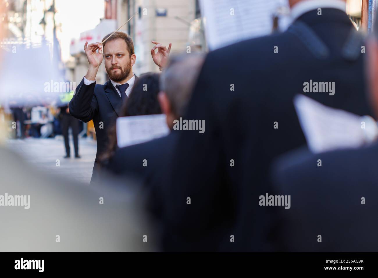Sfilata di bande marcianti al festival Mori e cristiani di Alcoy, 2024 aprile Foto Stock